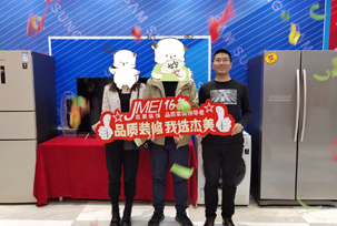 業主的時間不是很多，主要是交給了設計師，到現在為止看到的效果還是非常不錯的，其他的都沒有問題！業主說當時是在網上看到的我們杰美裝飾的，總共查看了幾家裝修，在他們小區，杰美裝飾也做了好幾套，業主就打了電話，最后就選擇了杰美裝飾。而且杰美裝飾對于風格類...